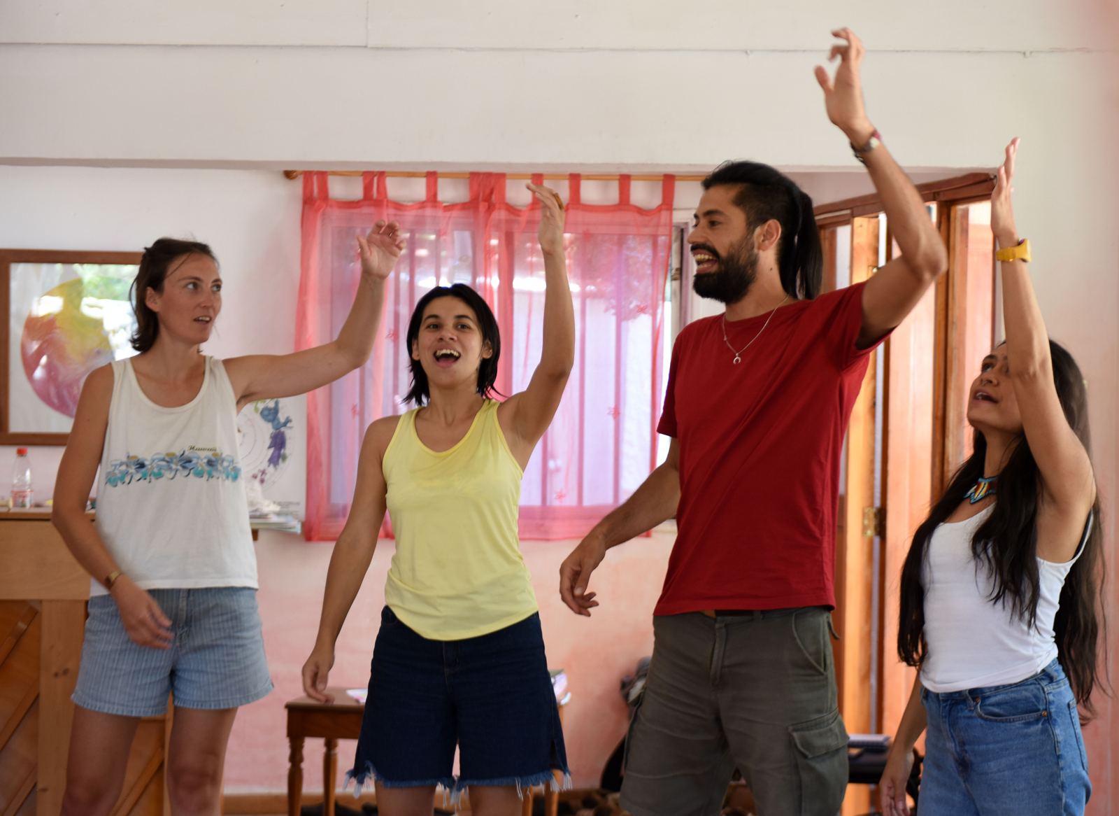 Docentes en formación haciendo un ejercicio de movimiento en la sala del seminario